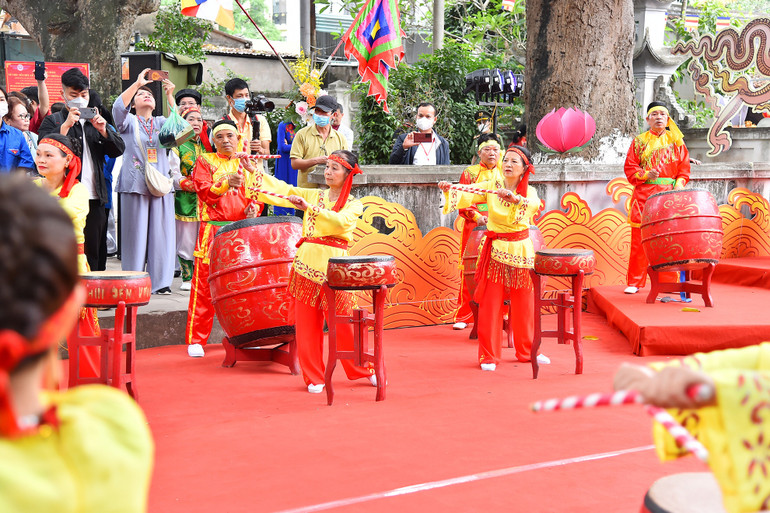 Lễ hội chùa Láng là dịp để người dân có thể tìm hiểu về truyền thống văn hóa của địa phương cũng như là dịp thể hiện mối đoàn kết, giao lưu giữa người dân địa phương và du khách thập phương.