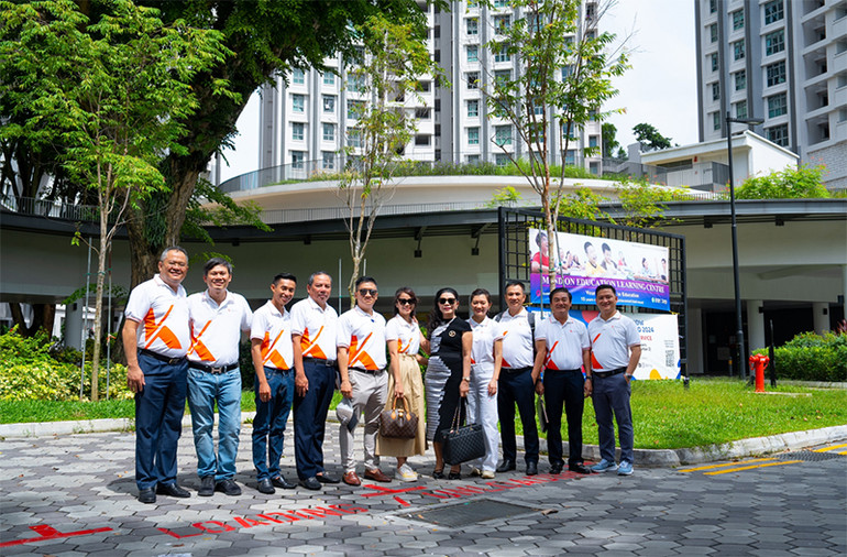 Ban lãnh đạo Kim Oanh Group chụp hình lưu niệm trước một dự án nhà ở xã hội của Tập đoàn Surbana Jurong.