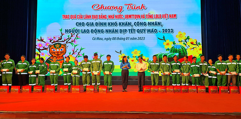 Trao quà Tết của lãnh đạo Đảng, Nhà nước tặng công nhân Công ty cổ phần Môi trường đô thị Cà Mau.