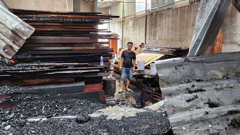 Nhiều sản phẩm gỗ tại nhà xưởng bị cháy.