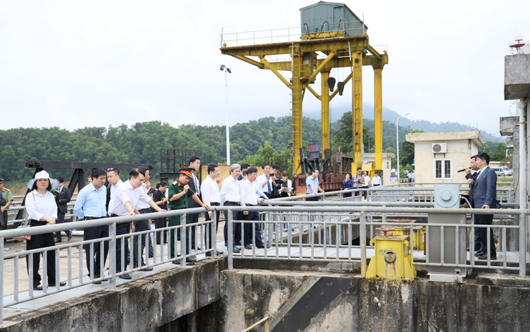 Các đại biểu đã đi thăm trạm Radar Xband T2 tại đập thủy điện Bình Điền - một trọng 31 vị trí lắp đặt các trang thiết bị của dự án trên địa bàn toàn tỉnh Thừa Thiên Huế.