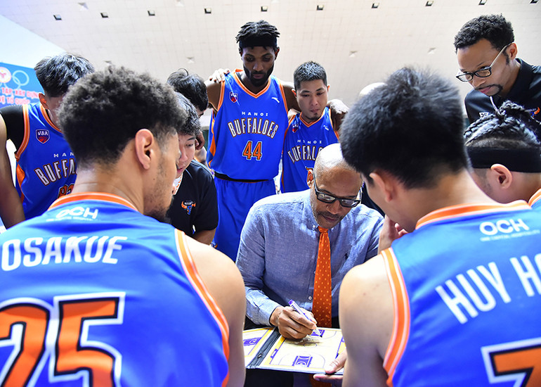 Huấn luyện viên Erik Rashad cùng các học trò có sự chuẩn bị kỹ lưỡng trước khi bước vào trận đấu với Cantho Catfish.