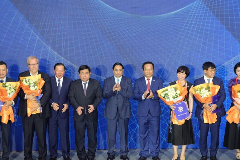 Thủ tướng Phạm Minh Chính và các đồng chí lãnh đạo chụp ảnh lưu niệm với các nhà đầu tư.