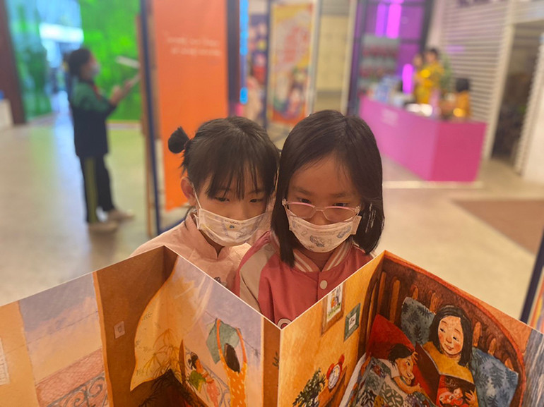 Các độc giả nhỏ tuổi thích thú với cách trưng bày tương tác tại Liên hoan sách Vút bay.