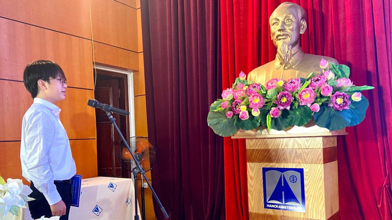 Học sinh Đặng Đình Trường đọc Lời tuyên thệ trước khi nhận Quyết định kết nạp Đảng. Học sinh Đặng Đình Trường đọc Lời tuyên thệ trước khi nhận Quyết định kết nạp Đảng.