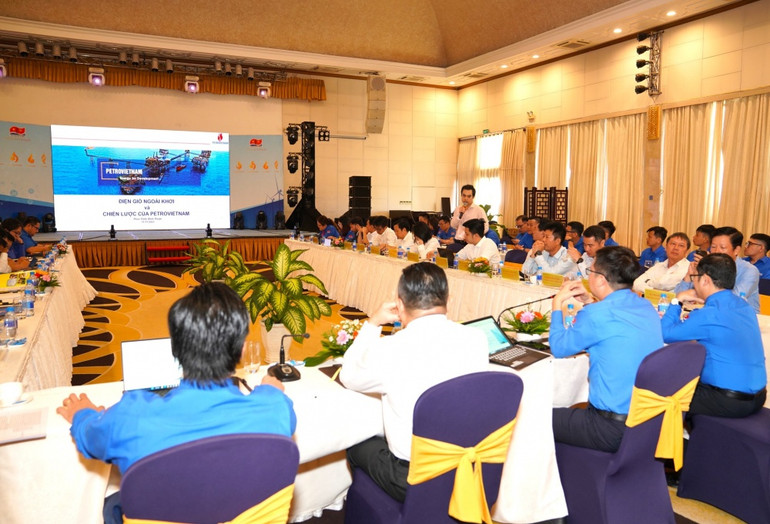 Chuyên viên Hà Đức Minh Châu, Ban Điện và Năng lượng tái tạo, trình bày tham luận Bối cảnh Điện gió ngoài khơi và Chiến lược phát triển của Petrovietnam.