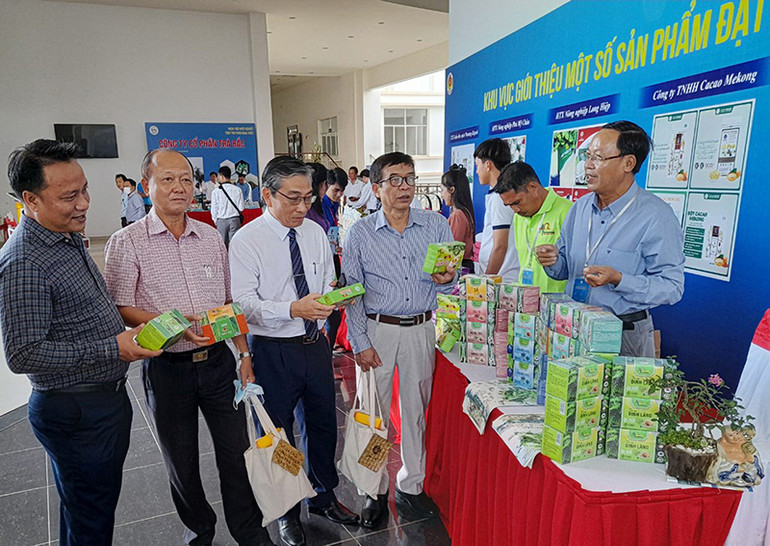 Công ty TNHH Một thành viên Thương mại - Sản xuất Phú Qưới, phường 7, thành phố Trà Vinh giới thiệu các sản phẩm OCOP đạt hạng 4 sao.