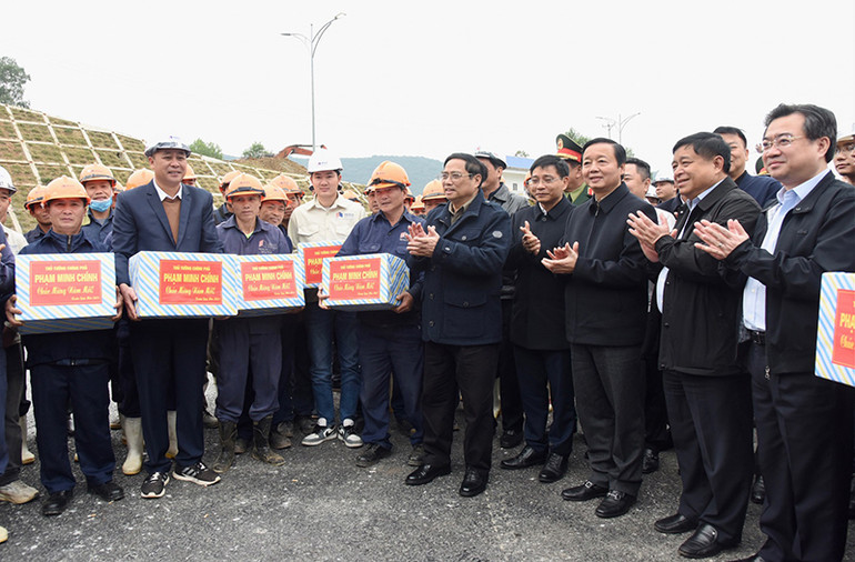 Thủ tướng Phạm Minh Chính thăm hỏi, tặng quà cho người lao động nhân dịp năm mới.