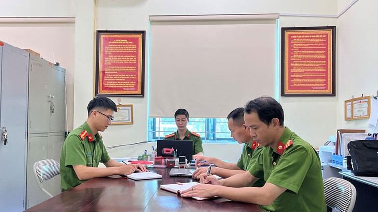 Giao ban Công an xã.