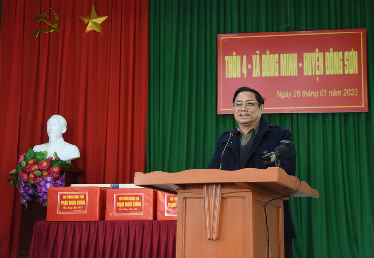 Thủ tướng Phạm Minh Chính phát biểu tại buổi gặp mặt người dân sinh sống ở khu tái định cư xã Đông Minh, huyện Đông Sơn, tỉnh Thanh Hóa.