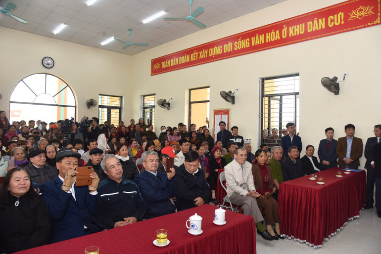 Đông đảo người dân đến tham dự buổi gặp mặt.