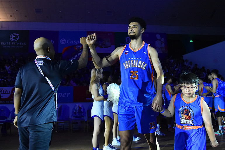 Các cầu thủ chủ nhà Hanoi Buffaloes bước vào trận đấu với quyết tâm có được thắng lợi nhằm quên đi trận thua đáng tiếc trước Thang Long Warriors cũng như tái khẳng định mục tiêu cạnh tranh chức vô địch với đội bóng được đánh giá rất cao - Saigon Heat trong mùa giải năm nay.