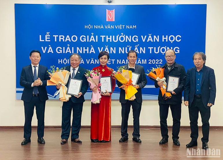 Các tác giả nhận Giải thưởng Văn học năm 2022.