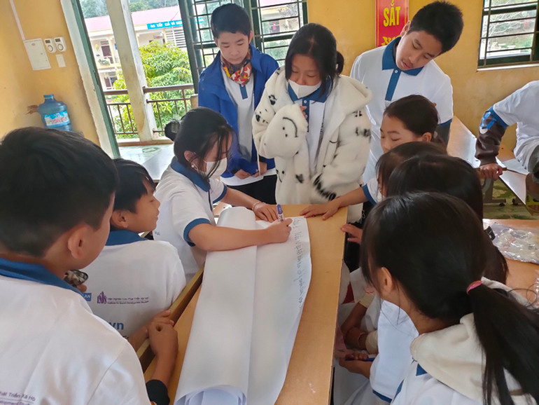 Các em học sinh chia sẻ thông tin vào dự án Em Vui tại tỉnh Hà Giang.