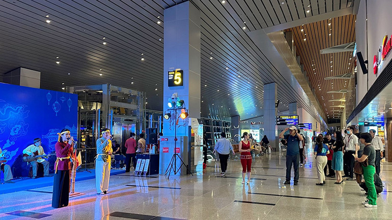 Du khách xem chương trình tối ngày 17/3.