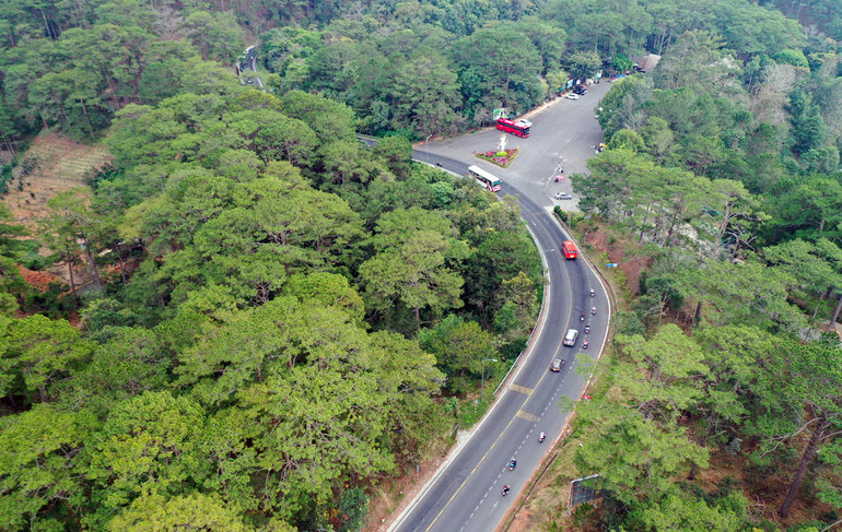 Một đoạn trên cung đường đèo Prenn trước khi thi công mở rộng.