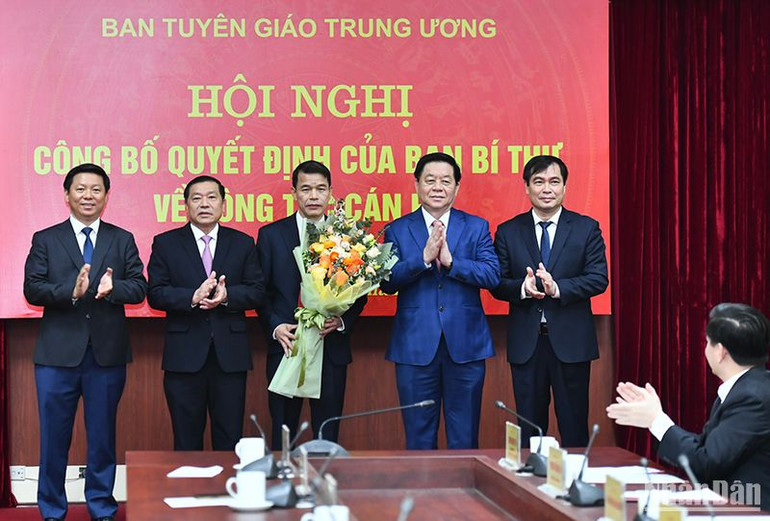 Lãnh đạo Ban Tuyên giáo Trung ương tặng hoa chúc mừng đồng chí Vũ Thanh Mai nhận trọng trách mới. (Ảnh: ĐĂNG KHOA)