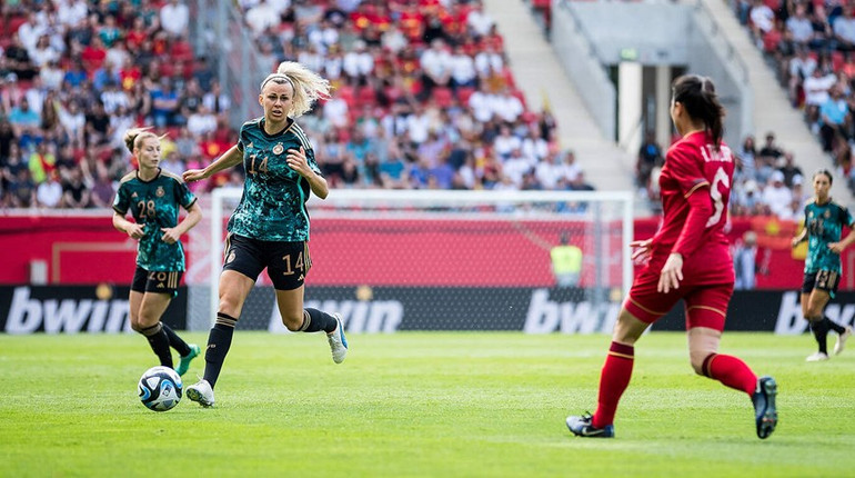 Việc tuyển Đức kiểm soát bóng nhiều hơn là điều mà các cô gái của chúng ta đã lường được từ trước. (Nguồn: DFB)