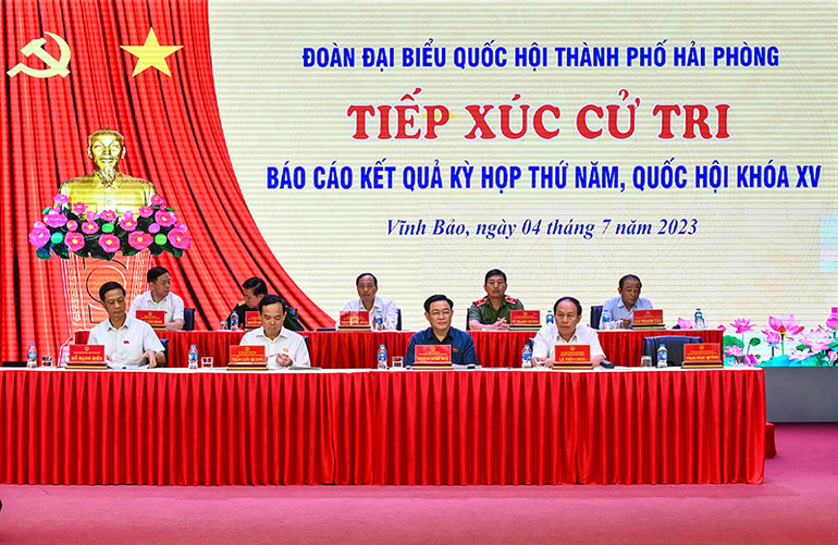 Chủ tịch Quốc hội Vương Đình Huệ, Phó Thủ tướng Chính phủ Trần Lưu Quang, Bí thư Thành ủy Hải Phòng Lê Tiến Châu cùng các đại biểu Quốc hội thành phố Hải Phòng dự hội nghị.