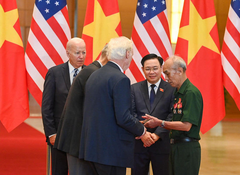 Cựu chiến binh hai nước trao kỷ vật chiến tranh tại buổi lễ.