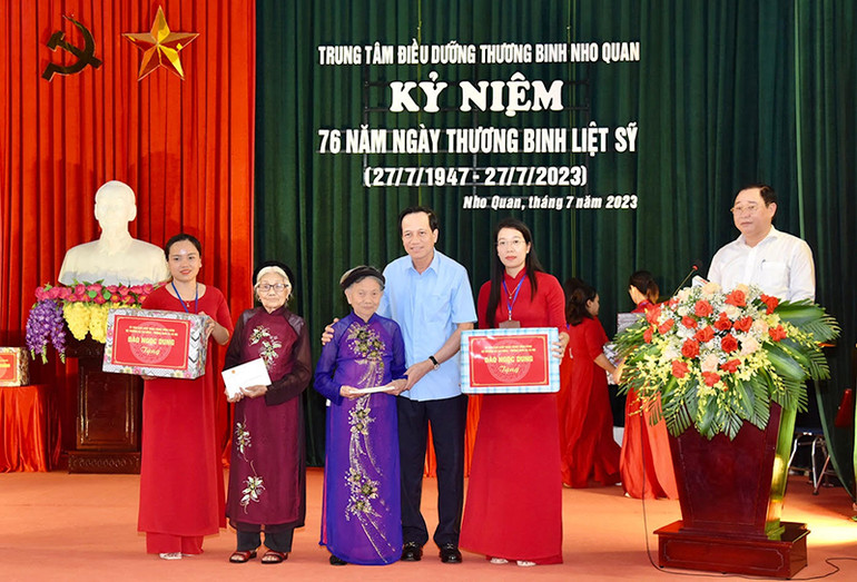 Bộ trưởng Lao động-Thương binh và Xã hội Đào Ngọc Dung Trao tặng quà cho các Bà mẹ Việt Nam Anh hùng.