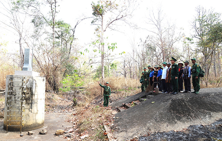 Cán bộ, chiến sĩ Đồn Biên phòng Sê-rê-pốk giới thiệu với lãnh đạo Đảng ủy, chính quyền và đồng bào các dân tộc xã Krông Na, huyện Buôn Đôn về cột mốc chủ quyền quốc gia do đơn vị quản lý. Cán bộ, chiến sĩ Đồn Biên phòng Sê-rê-pốk giới thiệu với lãnh đạo Đảng ủy, chính quyền và đồng bào các dân tộc xã Krông Na, huyện Buôn Đôn về cột mốc chủ quyền quốc gia do đơn vị quản lý.