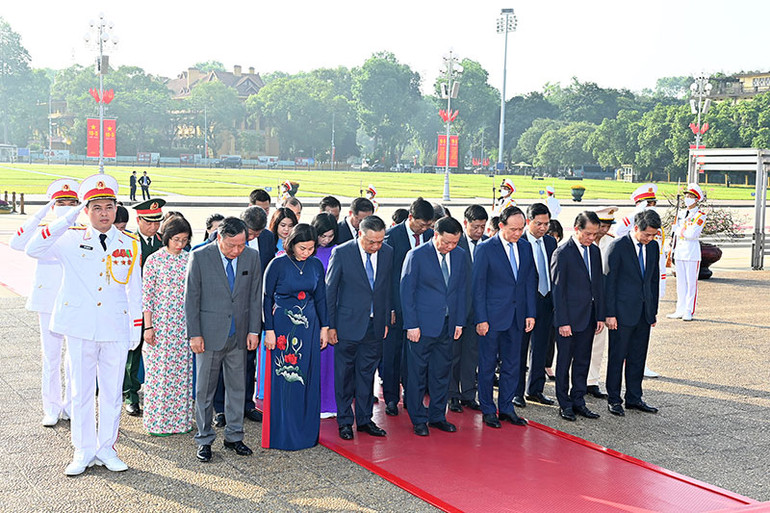 Đoàn đại biểu Thành ủy, Hội đồng nhân dân, Ủy ban nhân dân, Ủy ban Mặt trận Tổ quốc thành phố Hà Nội vào Lăng viếng Chủ tịch Hồ Chí Minh.