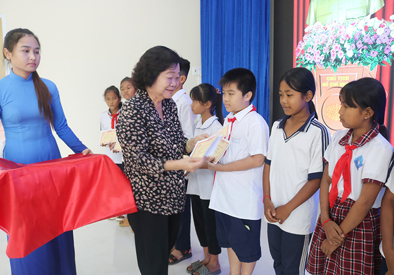 Nguyên Phó Chủ tịch nước Trương Mỹ Hoa trao học bổng Vừ A Dính cho học sinh dân tộc thiểu số có hoàn cảnh gia đình khó khăn.