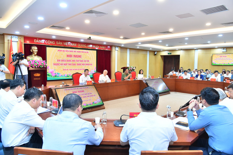 Quang cảnh buổi tiếp xúc cử tri của đoàn đại biểu Quốc hội Đơn vị bầu cử số 1, thành phố Hà Nội sáng 14/10.