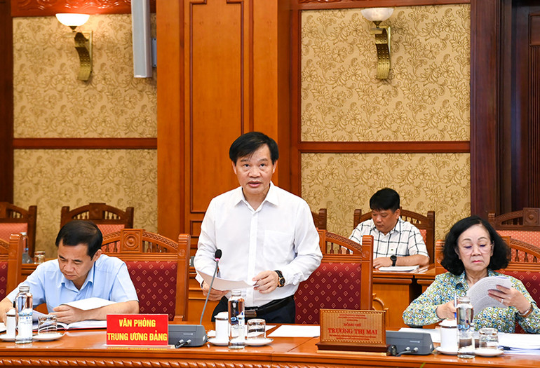 Phó Chánh Văn phòng Trung ương Đảng Bùi Văn Thạch trình bày báo cáo tại hội nghị. (Ảnh: Duy Linh)