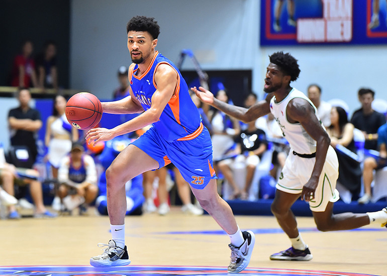 Các cầu thủ Cantho Catfish gặp rất nhiều khó khăn trong việc theo kèm mỗi khi Udun Osakue có bóng.