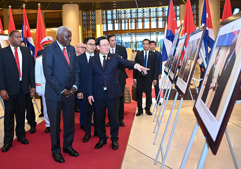 Chủ tịch Quốc hội Vương Đình Huệ và Chủ tịch Quốc hội Cuba Esteban Lazo Hernandez tham quan triển lãm ảnh.