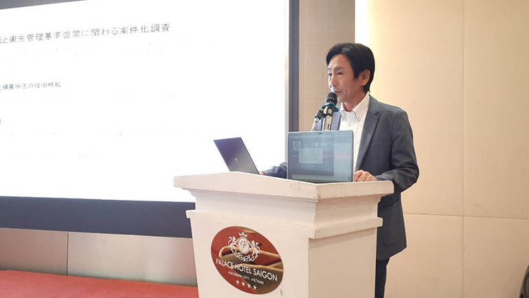 Chuyên gia Nhật Bản giới thiệu công nghệ nuôi hàu tại hội thảo tiềm năng chuỗi giá trị hàu tại Việt Nam-Nhật Bản.