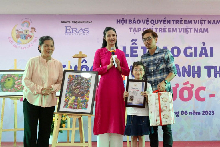 Tác phẩm "Mái nhà tình yêu" của em Phạm Tùng Chi đoạt giải Đặc biệt của cuộc thi. Tác phẩm "Mái nhà tình yêu" của em Phạm Tùng Chi đoạt giải Đặc biệt của cuộc thi.