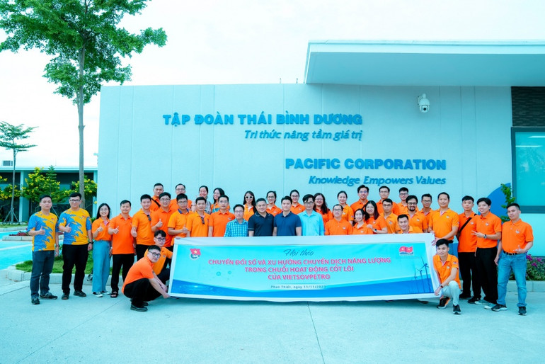 Đoàn đến tham quan Nhà máy Điện gió Thái Hòa, xã Hòa Thắng, Bình Thuận.