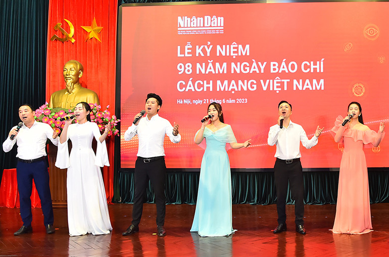 Tiết mục văn nghệ chào mừng lễ mít-tinh kỷ niệm 98 năm Ngày Báo chí cách mạng Việt Nam của Đoàn Thanh niên Báo Nhân Dân.