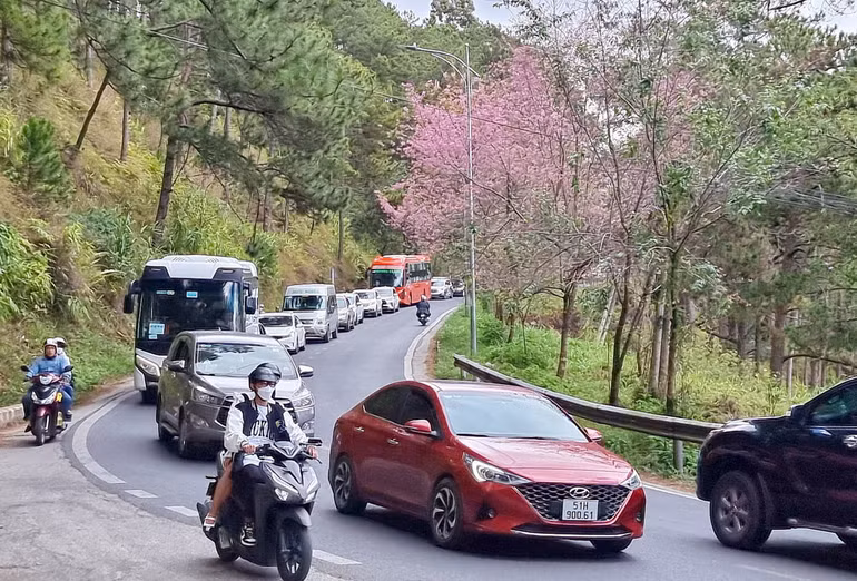 Đèo Prenn dịp Tết Nguyên đán 2023. Đèo Prenn dịp Tết Nguyên đán 2023.