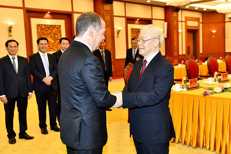 Tổng Bí thư Nguyễn Phú Trọng đón Chủ tịch Đảng Nước Nga Thống nhất, Phó Chủ tịch Hội đồng An ninh Liên bang Nga Dmitry Medvedev.