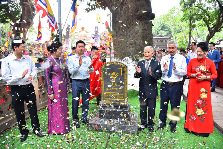 Các đại biểu thực hiện nghi thức công nhận cây di sản Việt Nam trong khuôn viên chùa Láng.