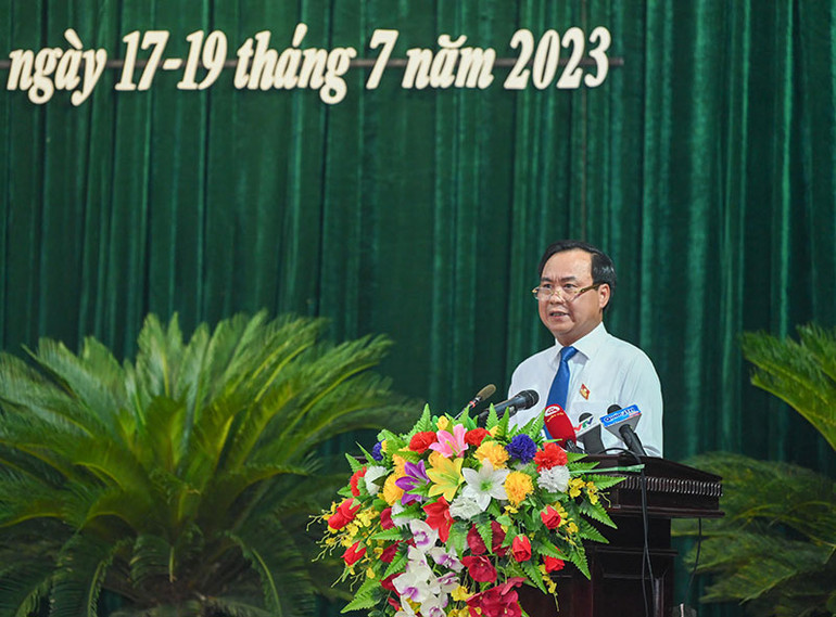 Chủ tịch Ủy ban nhân dân tỉnh Quảng Trị Võ Văn Hưng trình bày tờ trình chung về các nội dung chương trình kỳ họp thứ 18 và báo cáo tình hình kinh tế-xã hội 6 tháng đầu năm, nhiệm vụ 6 tháng cuối năm 2023.