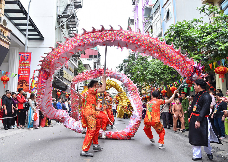 Ngoài phần lễ, Lễ hội chùa Láng còn có các hoạt động vui chơi, thi đấu truyền thống như: đấu võ, chọi gà, cờ người, đập niêu, đặc biệt có tục thổi cơm thi, vừa đi vừa thổi cơm quanh nhà bát giác, vừa múa hát,…