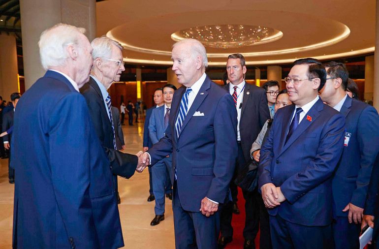 Chủ tịch Quốc hội Vương Đình Huệ và Tổng thống Hoa Kỳ Joe Biden với các đại biểu tại buổi tiếp.