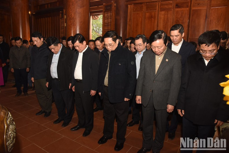 Thủ tướng Phạm Minh Chính và đoàn công tác tại Khu di tích quốc gia đặc biệt Kim Liên.