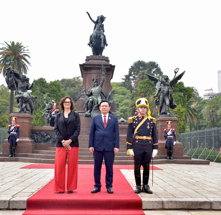 Chủ tịch Quốc hội Vương Đình Huệ và lãnh đạo cấp cao Argentina chụp ảnh tại vị trí danh dự. (Ảnh Lê Tuyết)