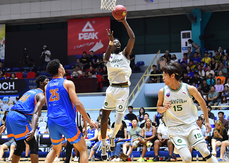 Tận dụng lợi thế về tốc độ, Brachon Griffin dễ dàng vượt qua các nội binh của đội chủ nhà khi liên tiếp có các tình huống qua người để ghi điểm dưới rổ.