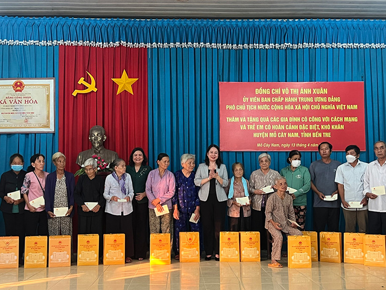 Đồng chí Võ Thị Ánh Xuân cùng lãnh đạo địa phương trao quà cho các gia đình chính sách tại Bến tre.