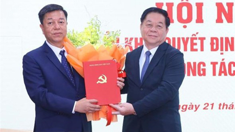 Đồng chí Nguyễn Trọng Nghĩa trao quyết định điều động, bổ nhiệm Giám đốc - Tổng Biên tập Nhà xuất bản Chính trị quốc gia Sự thật cho đồng chí Vũ Trọng Lâm. (Ảnh: TTXVN)