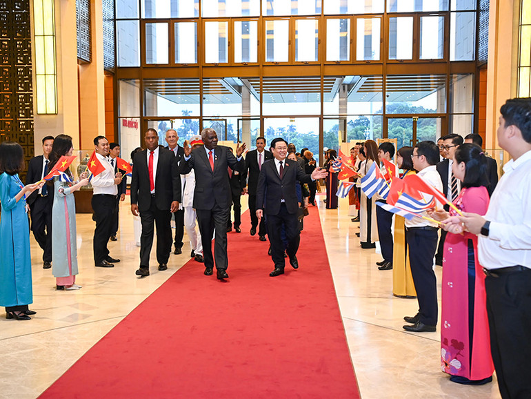 Nhân viên Văn phòng Quốc hội chào mừng Chủ tịch Quốc hội Cuba Esteban Lazo Hernandez.