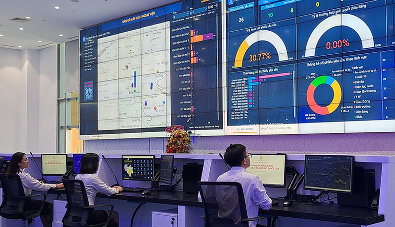 Nền tảng số “Ứng dụng Bình Dương số phục vụ người dân và doanh nghiệp” tại Trung tâm Giám sát và điều hành thông minh tỉnh Bình Dương.