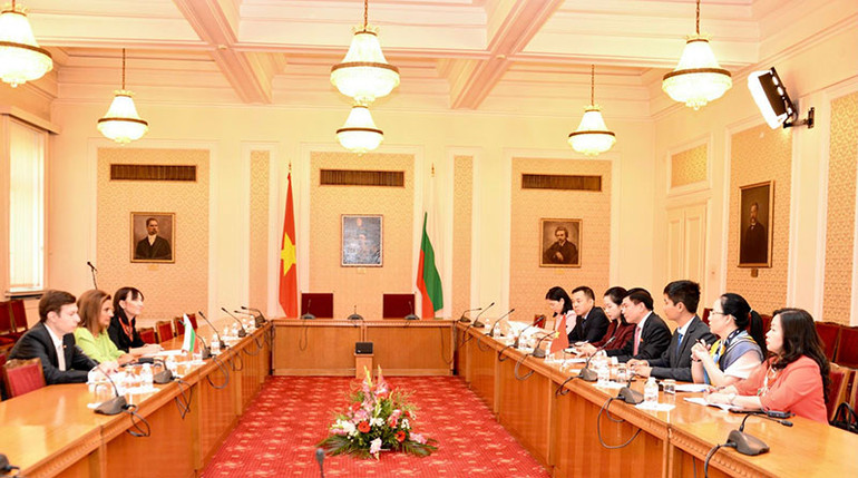 Quang cảnh buổi làm việc giữa lãnh đạo cơ quan tham mưu, giúp việc của Quốc hội hai nước.